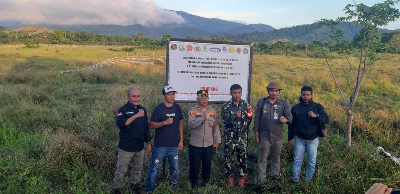 Polisi Pantau Pemasangan Papan Cagar Alam Pati-Pati Bualemo