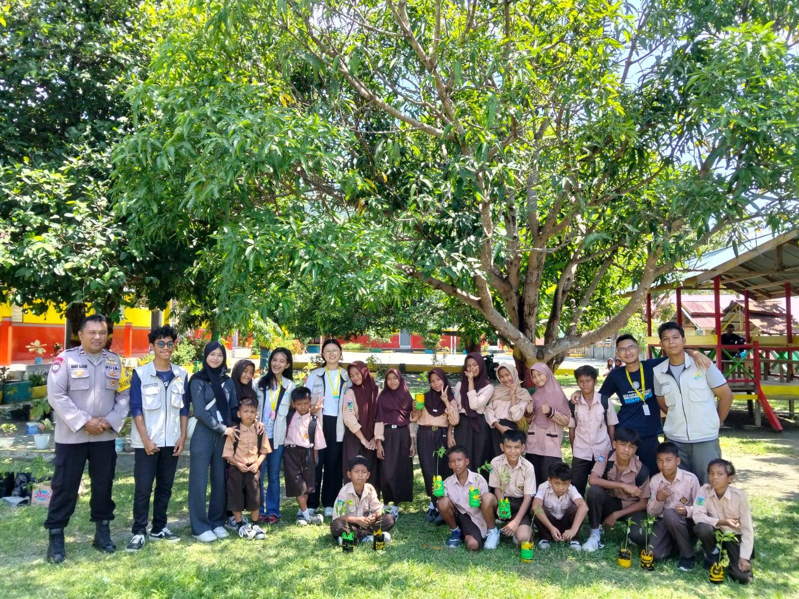 Bhabinkamtibmas Polsek Balantak dan Mahasiswa UGM Latih Siswa SD Mendaur Ulang Sampah