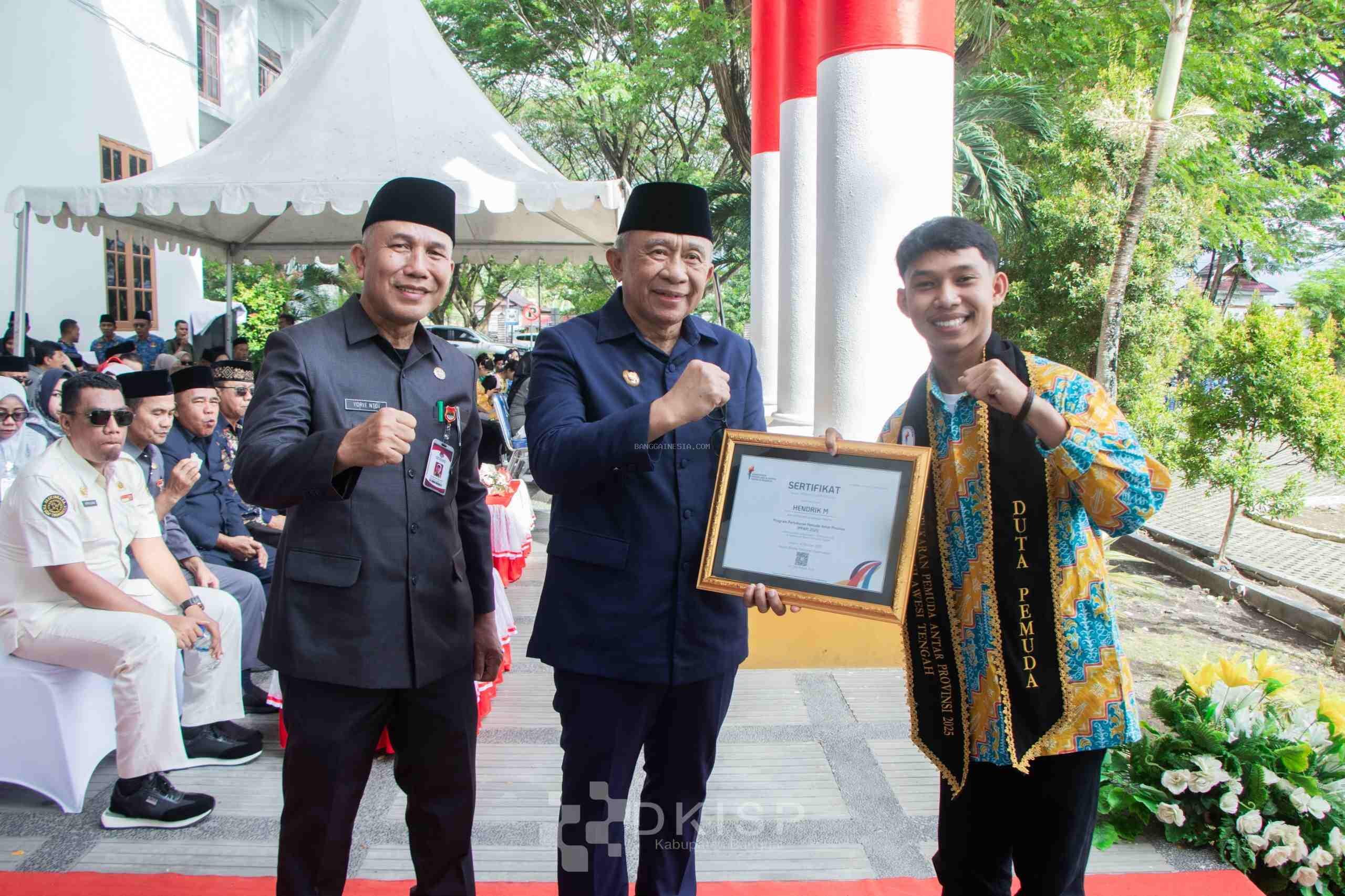 Momen Hari Sumpah Pemuda Wabup Banggai Beri Penghargaan kepada Hendrik
