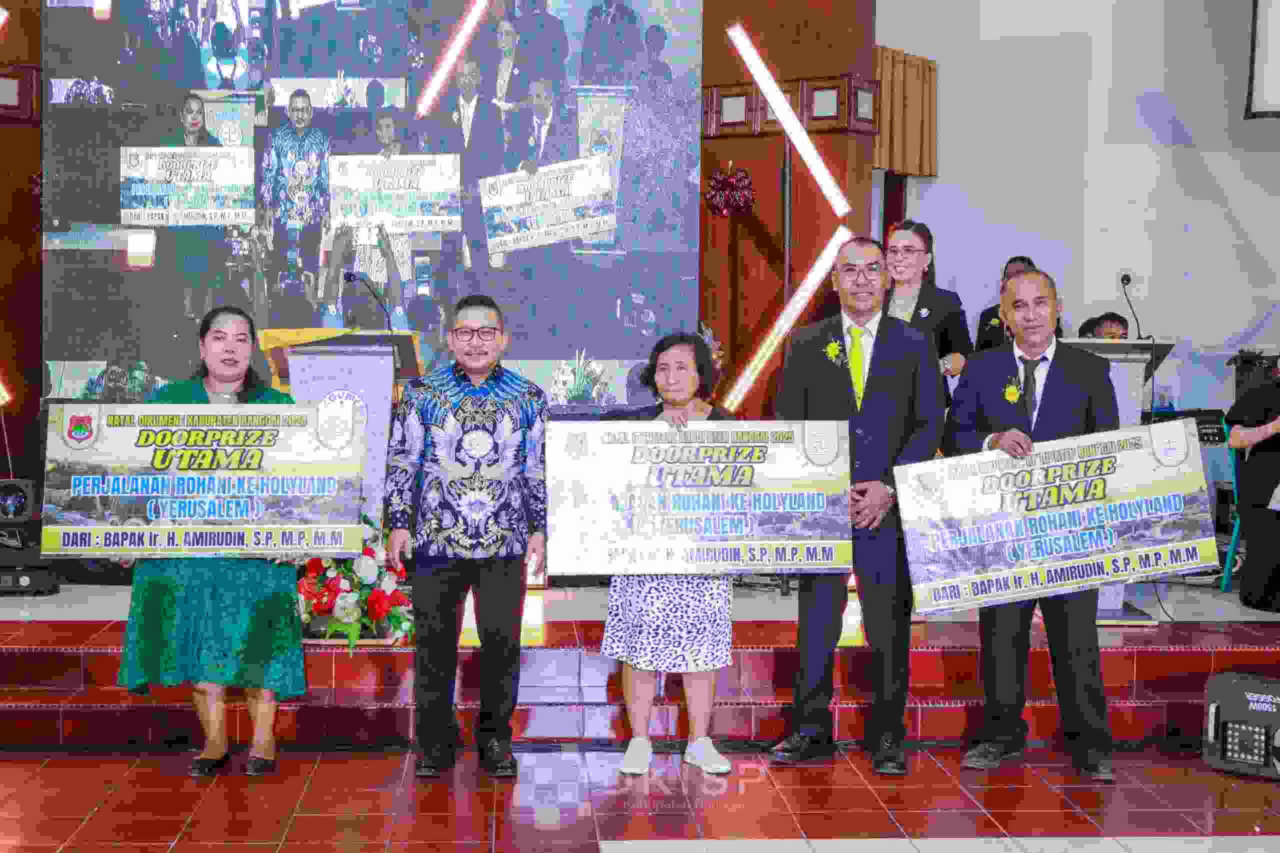 Perayaan Natal Oikumene 2025, Bupati Amirudin Berikan Doorprize Wisata Rohani ke Yerusalem 