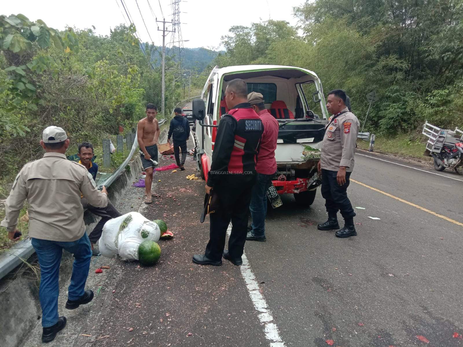  Gagal Oper Gigi di Tanjakan, Mobil Pengangkut Sayur Terguling di Jalan Lingkar Batui