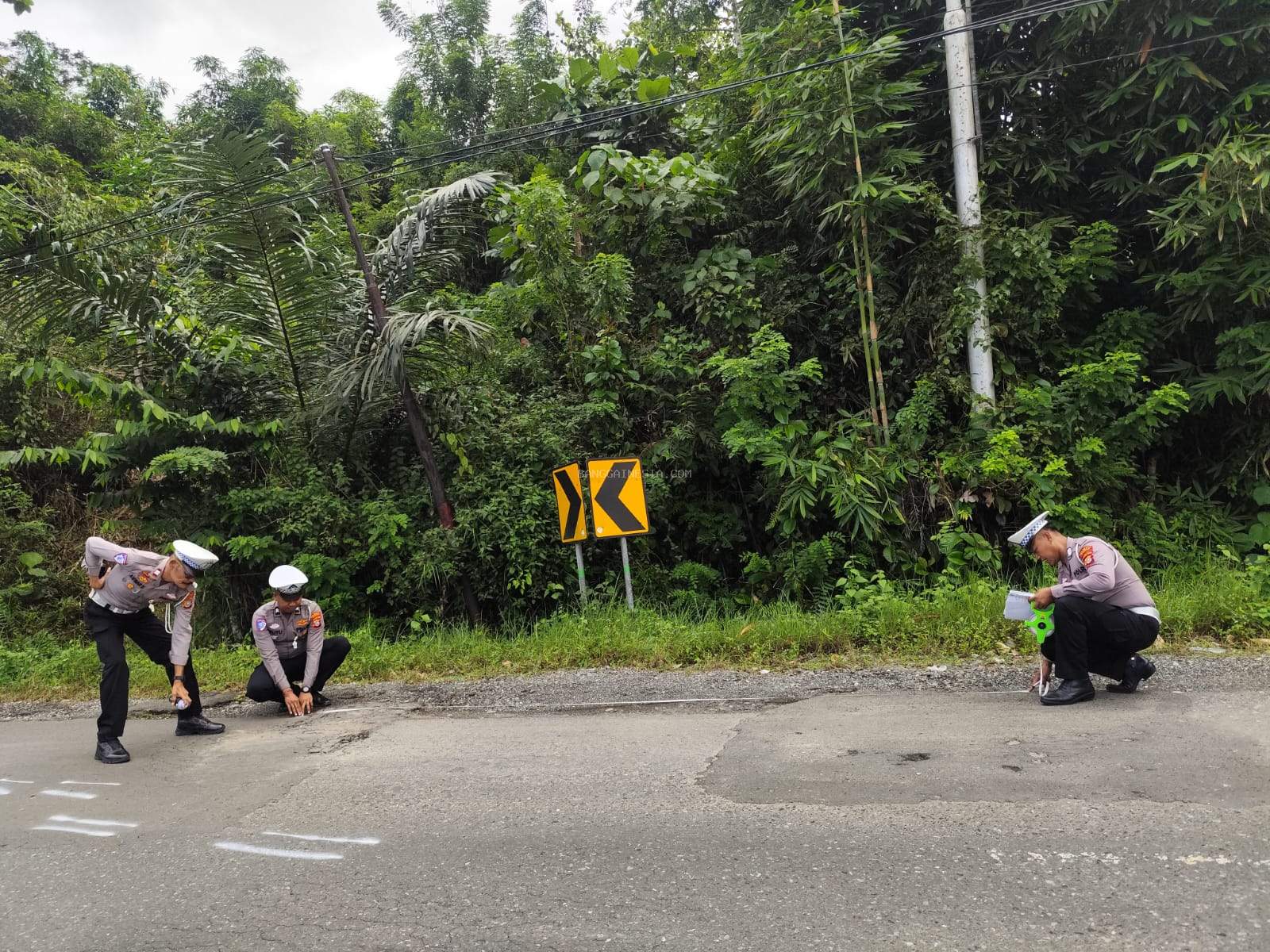 Buka Pintu Mobil di Pinggir Jalan! Pemotor Kritis Usai Hantam Pintu Ayla di Batui Selatan