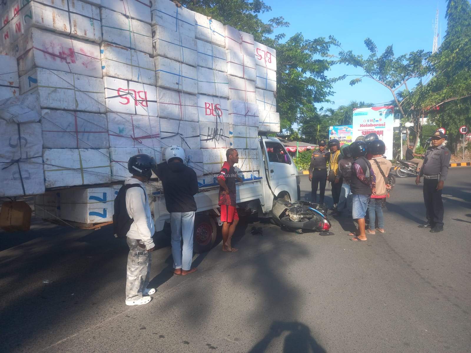  Motor dan Pick Up Tabrakan di Bundaran Tugu Adipura Luwuk, Satu Orang Luka-Luka