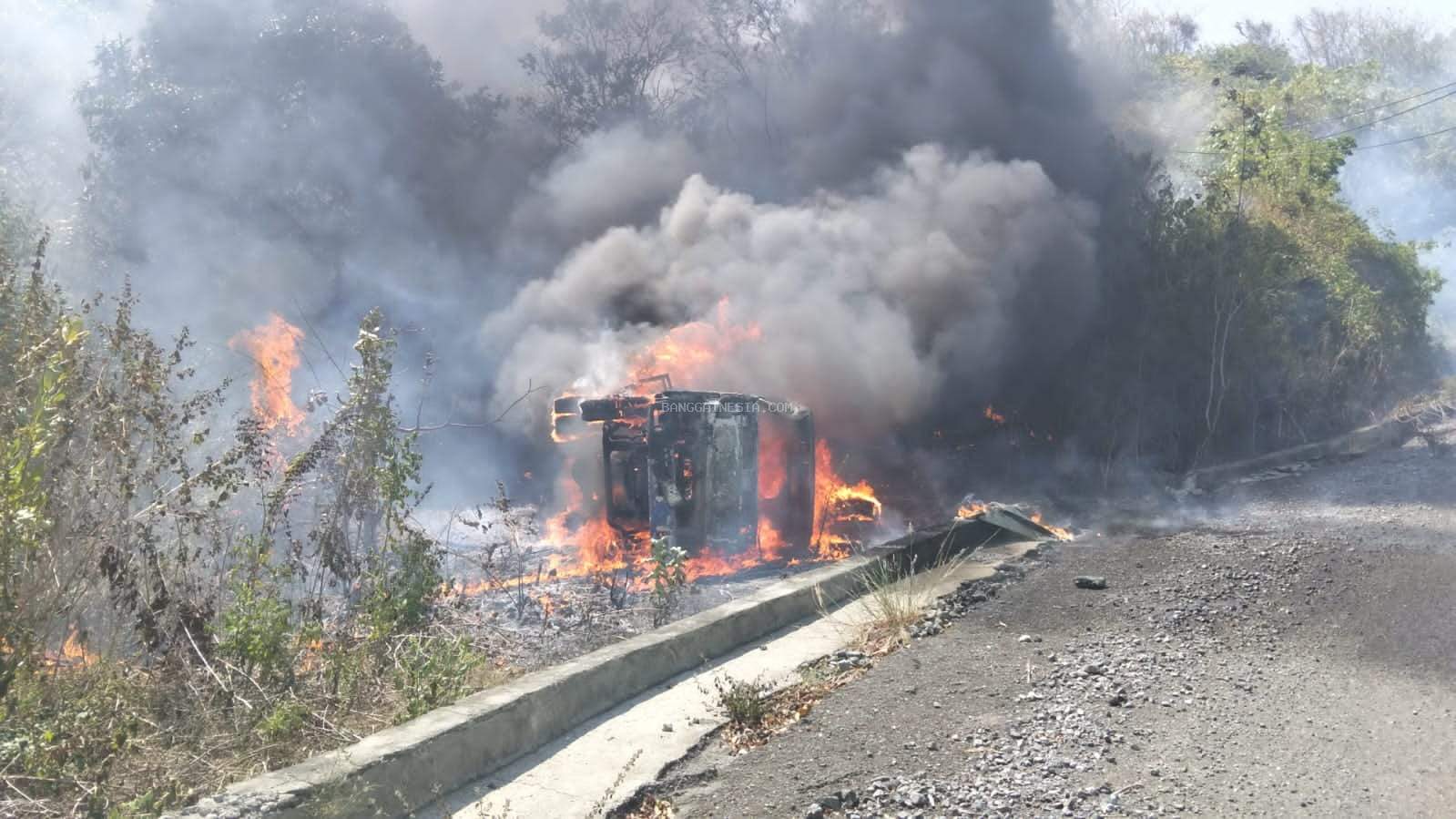 Tak Kuat Menanjak Mobil Tangki Terbalik Hingga Terbakar di Jalur Balantak Utara